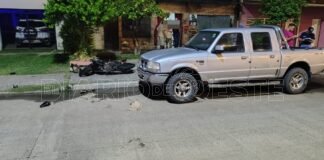 Motociclista sufrió lesiones graves al chocar con una camioneta estacionada