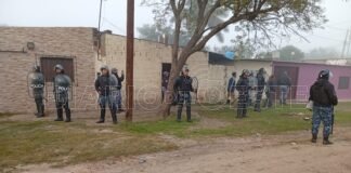 La Policía realizó allanamientos, secuestró armas blancas y detuvo a tres hombres