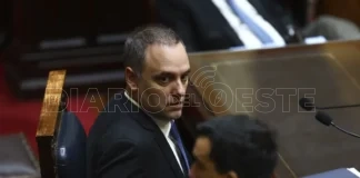 Desesperado, Adorni citó en Casa Rosada a los senadores libertarios