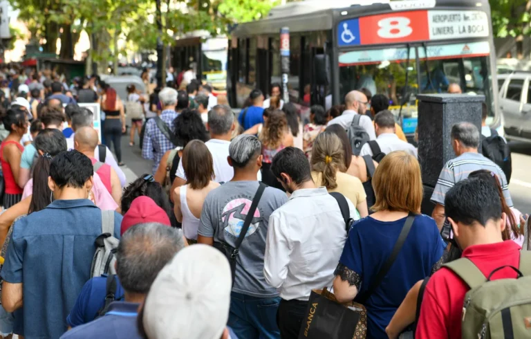 Desde las 0 de hoy, los colectiveros que no cobren el aumento, paran
