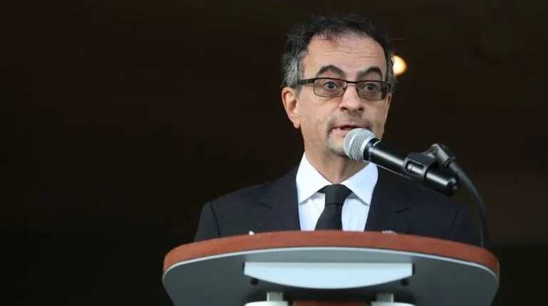 Embajador de Reino Unido en México fue removido tras apuntar a empleada con un arma