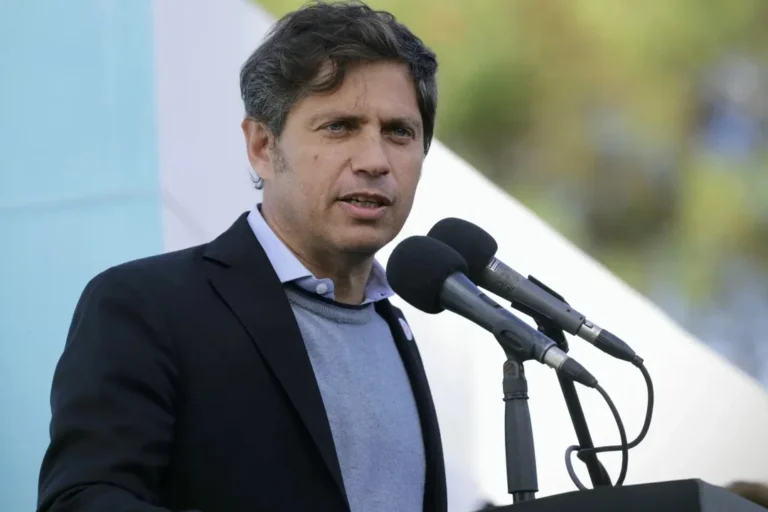 Kicillof, recargado contra Milei: “Anda de gira por el mundo y no se hace responsable de nada”