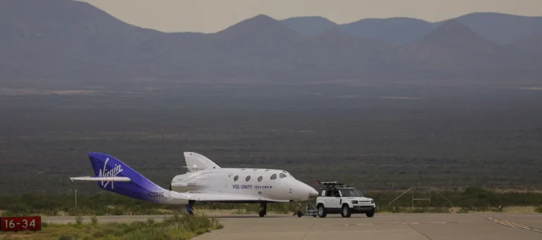 Avión espacial de Virgin Galactic llevó turistas hasta el límite del espacio