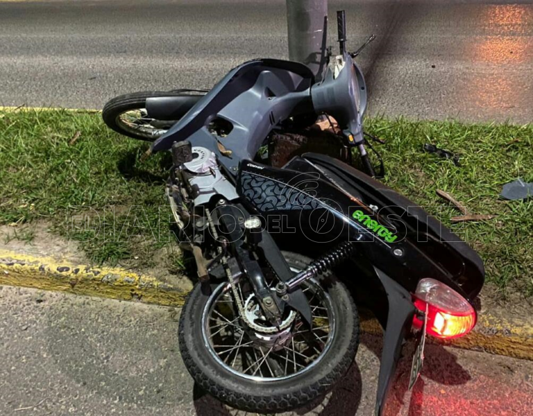 Una motociclista chocó una columna del alumbrado público y sufrió heridas graves