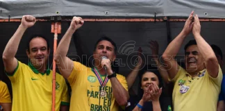 Flávio Bolsonaro hace campaña en el bastión de Lula y lo llama “producto cansado”