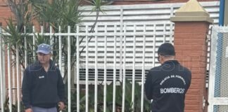 Sorprendieron a un hombre cuando salía de una escuela con varios objetos en una mochila